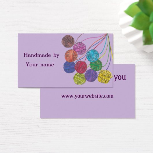 Handgemaakt door (jouw naam), bollen van garen, op visitekaartje (Bureau)