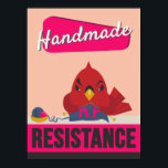 Handgemaakt is mijn weerstand - Retro Style Print<br><div class="desc">"Handmade is My Resistance" herinnert makers, ambachtslieden en makers aan de waarde van het bouwen, groeien of transformeren van iets met je eigen handen. Vier het plezier van het maken met dit op design geïnspireerde kunstwerk uit het midden van de eeuw. Laat de kardinaal van het verzet je inspireren tot...</div>