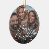 Handgemaakt Merry Christmas script w / Pine boughs Keramisch Ornament (Rechts)