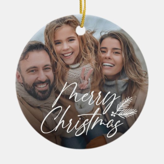 Handgemaakt Merry Christmas script w / Pine boughs Keramisch Ornament (Voorkant)