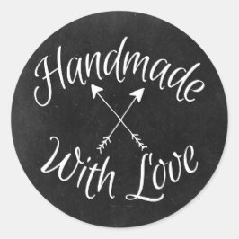 Handgemaakt met liefde gekruiste pijlen op krijtbo ronde sticker