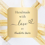 Handgemaakt met liefde gouden naam vierkante sticker<br><div class="desc">Een faux goud uitziende achtergrond,  zwarte tekst. Personaliseer en voeg jouw naam toe. Met de tekst: Handgemaakt met liefde,  door   een klein hartje.</div>