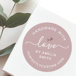 Handgemaakt met liefde hart naam URL roos taupe Ronde Sticker<br><div class="desc">Ronde stickers met witte harten, de tekst "handgemaakt met liefde" en uw aangepaste naam en website-URL of andere aangepaste tekst op een rozen taupe-achtergrond. Het woord "liefde" is geschreven in een elegant lettertype van kalligrafie. Gebruik als envelopverbindingen, stickers voor giften en gunsten, productverpakking enz. Volg ons op Facebook: @businessstationery voor...</div>