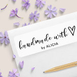 Handgemaakt met Love | Monogramlabel voor deegware Etiket<br><div class="desc">De persoonlijke producten van uw handgemaakte producten zijn voorzien van een stel prachtige pastelgepersonaliseerde stickers met whimsical custom script "handmade with love" en uw eigen monogram. Bekijk onze winkel voor een handgemaakt met collectie uit liefde en nog veel meer objecten die er zijn om er zeker van te zijn dat...</div>