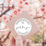Handgemaakt met ⎢ persoonlijke Sticker<br><div class="desc">Elegant product sticker voor uw post- of productweergave met aangepast 'handgemaakt met liefde'-script en monogram en elegante scrip 'alleen voor u'. U kunt ervoor kiezen om het even welke tekst op de bodem en de bovenkant te zetten. Bekijk mijn winkel voor meer objecten uit dit collectie en koppel dit met...</div>