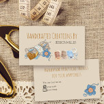 Handgemaakte Creations Garen Naaien  Cream Visitekaartje<br><div class="desc">Aangepaste visitekaartjes voor verkopers van handgemaakte artikelen, zoals haken, naaien, breien .. Het ontwerp is voorzien van trendy skinny lettertype typografie voor de formulering "handgemaakte creaties door", die u kunt bewerken als u wilt. Het heeft een landelijke stijlillustratie van een streng van garen, versieringen, knopen en brei- en haaknaalden. Leuk...</div>
