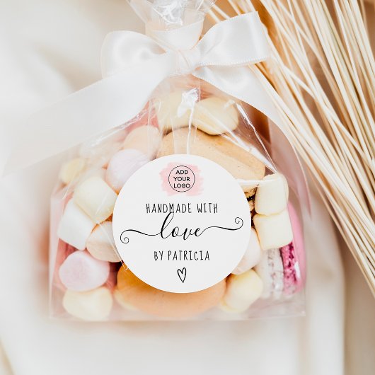 Handgemaakte liefdestypografie roze borstelslag lo ronde sticker