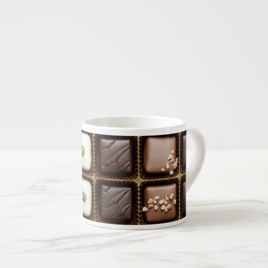 Handgemaakte luxe chocolade in een doos espresso kop (Voorkant rechts)
