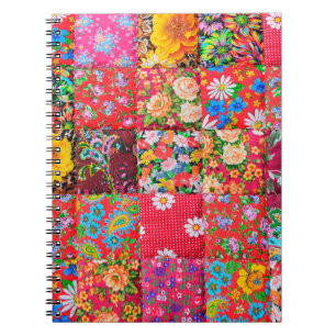 Handgemaakte patchwork-quilt met floreel patroon a notitieboek