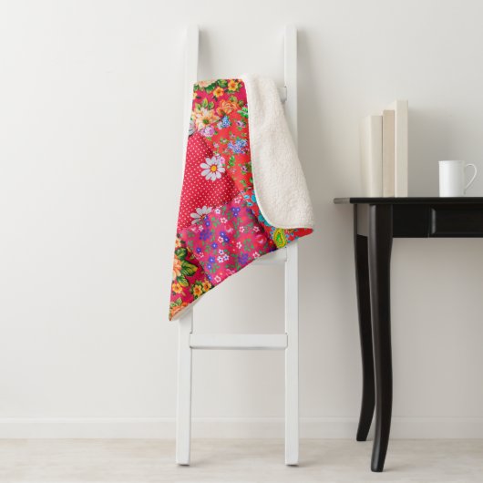 Handgemaakte patchwork-quilt met floreel patroon a sherpa deken (In situ)