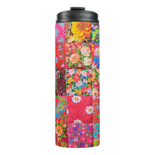 Handgemaakte patchwork-quilt met floreel patroon a thermosbeker