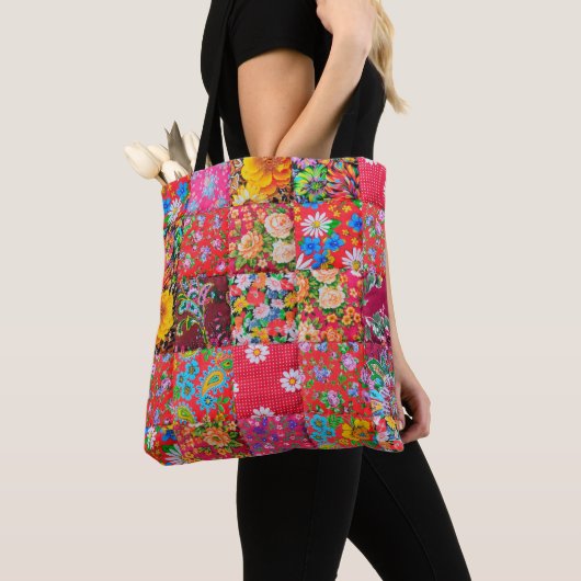 Handgemaakte patchwork-quilt met floreel patroon a tote bag (Dichtbij)