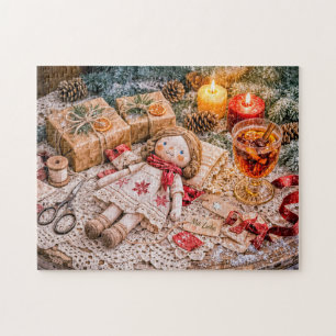 Handgemaakte stoffen pop met kerstcadeaus en knus legpuzzel