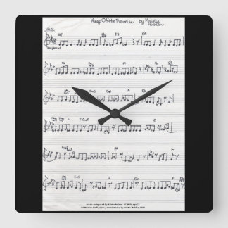 Handgeschreven blad Muziek tegen vierkante muurklo Klok