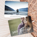 Handgeschreven | Dubbelzijdige foto slaat de datum Save The Date<br><div class="desc">Een modern sparen de datumkaart die wordt ontworpen om uw favoriete horizontale of landschapsgeoriënteerde volledig-aftapte foto van het verloving, met een extra foto op de rug aan te passen. "Sparen de datum"verschijnt als bekleding langs de bodem in witte handgeschreven het stijlmanuscript dat, met uw namen, trouwdatum en trouwplaats onder. Voeg...</div>