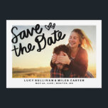 Handgeschreven Foto opslaan het Lijst Datum Save The Date<br><div class="desc">Fantastisch en stijlvol sparen de datumaankondiging met foto met hand geschreven sparen de datum in manuscript,  een elegant lijst en een gestreepte patroonrug.</div>