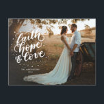 Handgeschreven Geloof, Hoop en Liefde Foto Feestdagenkaart<br><div class="desc">Op dit briefkaart staan de woorden "Faith,  Hope & Love" met de hand geschreven op een volledige bloedingsfoto. De voorkant heeft ruimte voor jouw naam en het jaar terwijl de achterkant ruimte heeft voor een korte boodschap.</div>