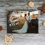 Handgeschreven Geloof, Hoop en Liefde Foto Feestdagenkaart<br><div class="desc">Op deze feestkaart staan de woorden "geloof,  hoop en liefde" met de hand geschreven over een volledige bloedingsfoto. De voorkant heeft ruimte voor jouw naam en het jaar,  terwijl de achterkant ruimte heeft voor een andere foto en een korte groet.</div>