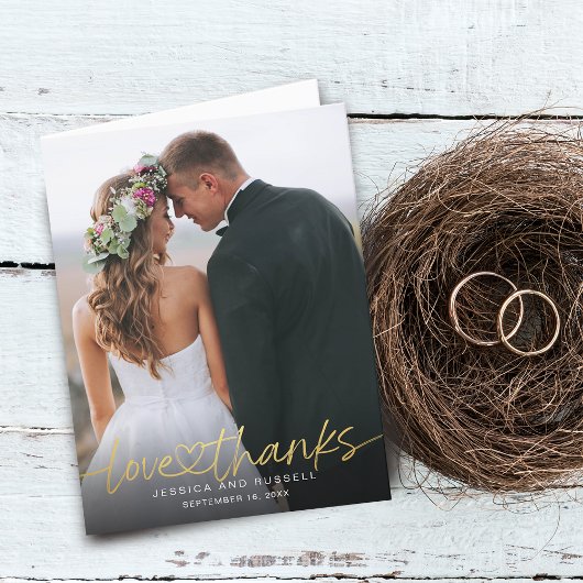 Handgeschreven gouden script met hartfoto's bruilo bedankkaart