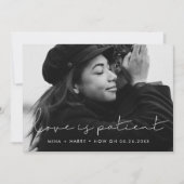 Handgeschreven minimalistische Liefde is geduldig  Aankondiging (Voorkant)