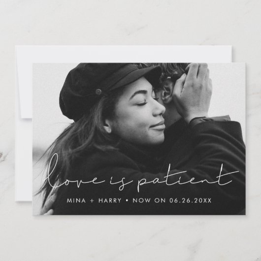 Handgeschreven minimalistische Liefde is geduldig  Aankondiging (Voorkant)