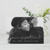 Handgeschreven minimalistische Liefde is geduldig  Aankondiging (Staand voorkant)