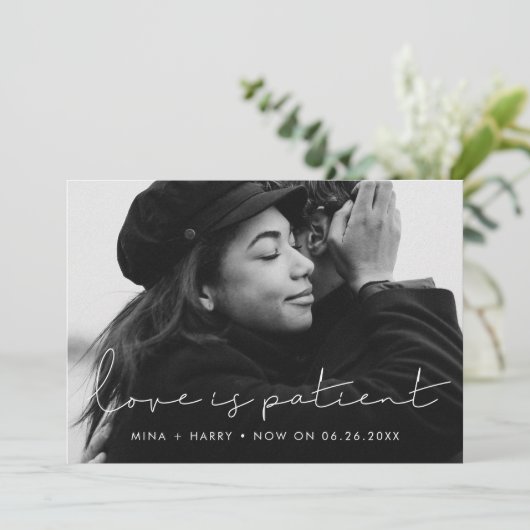 Handgeschreven minimalistische Liefde is geduldig  Aankondiging (Staand voorkant)
