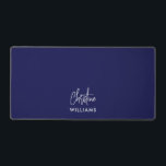 Handgeschreven Monogram Script Blauw WIT Bureaumat<br><div class="desc">Stijlvolle moderne aangepaste monogram bureaumat met een moderne minimalistische handtekening typografie gecombineerd met schreefloos lettertype in minimale WIT OVER NAVY BLAUWE achtergrond. Maak het van jou door je eigen monogram naam toe te voegen aan creëer een ontwerp dat net zo uniek is als jij. Het perfecte cadeau voor elke gelegenheid....</div>