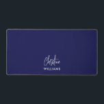 Handgeschreven Monogram Script Blauw WIT Bureaumat<br><div class="desc">Stijlvolle moderne aangepaste monogram bureaumat met een moderne minimalistische handtekening typografie gecombineerd met schreefloos lettertype in minimale WIT OVER NAVY BLAUWE achtergrond. Maak het van jou door je eigen monogram naam toe te voegen aan creëer een ontwerp dat net zo uniek is als jij. Het perfecte cadeau voor elke gelegenheid....</div>