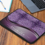 Handgeschreven naam Glam Paars Metal Glitter Laptop Sleeve<br><div class="desc">Dit ontwerp kan op het gebied worden gepersonaliseerd dat door de foto en/of tekst te veranderen wordt verstrekt. Of het kan worden aangepast door te klikken deze Sjabloon personaliseert en dan de klik te kiezen om verdere optie aan te passen en de kleur van de achtergrond te schrappen of te...</div>