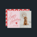 Handgeschreven rode, gelukkige feestdagen Paw Dog  Feestdagenkaart<br><div class="desc">Deze volledig afgeblazen vakantiekaart is voorzien van uw favoriete foto van uw vriendelijke vriend(in) en onze moderne handslettering met handgetekende pawaccenten. Wordt geleverd met een bijpassend afdrukpatroon op de achterzijde voor een extra speciale aanraking. Oorspronkelijk kunstwerk. Ben zeker om het collectie te bezoeken.</div>