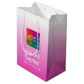 Handgeschreven Script Logo Hier Roze Aangepaste Sj Medium Cadeauzakje (Achterkant Gekanteld)