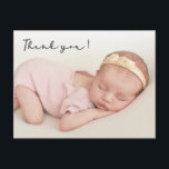Handgeschreven Script Newborn Baby Foto Dank u Briefkaart<br><div class="desc">Eenvoudig Modern Script Newborn Baby Foto Dank u Briefkaart. Beschikt over een prachtige "dank u" tekst in een met de hand geletterde kalligrafie of typografie lettertype foto overlay script. Aan de achterkant vooraf gemaakte persoonlijke boodschap in zwart-wit. Gemakkelijk te personaliseren met je favoriete baby foto en details.</div>