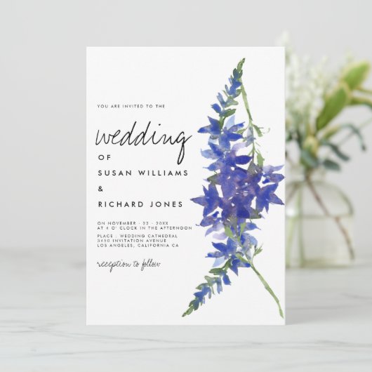 Handgeschreven script paarse blauw bloemenbruiloft kaart (Staand voorkant)