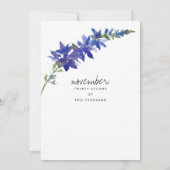 Handgeschreven script paarse blauw bloemenbruiloft kaart (Achterkant)