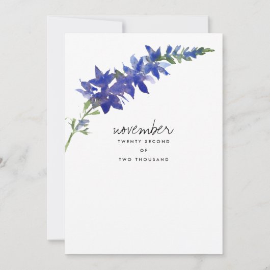 Handgeschreven script paarse blauw bloemenbruiloft kaart (Achterkant)