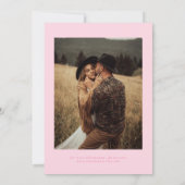 Handgeschreven script roze trouwkaart Save The Dat Date (Achterkant)