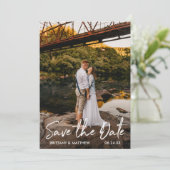 Handgeschreven Script Rustic Wood Couple Foto Save The Date (Staand voorkant)