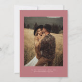 Handgeschreven script stoffig roze save the date (Achterkant)