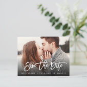 Handgeschreven Typografie Bruiloft Bewaar de datum Aankondigingskaart (Staand voorkant)