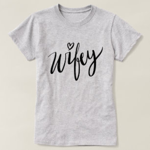  handgeschreven WIFEY aan shirt pas gehuwde vrouw