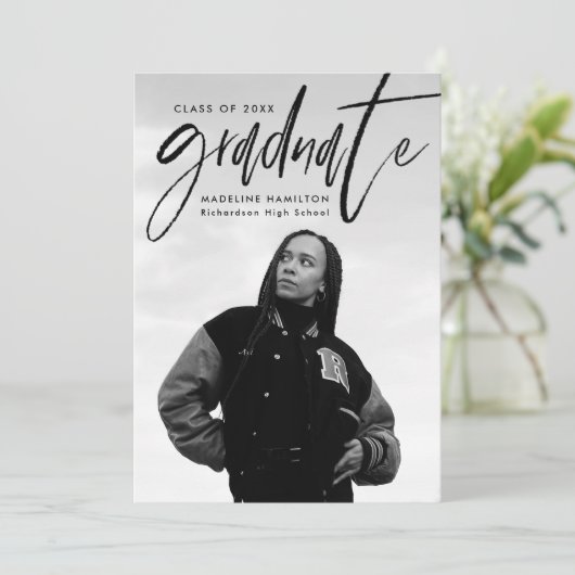 Handgeschreven zwart penseelscript 4 foto Afstuder Aankondiging (Staand voorkant)