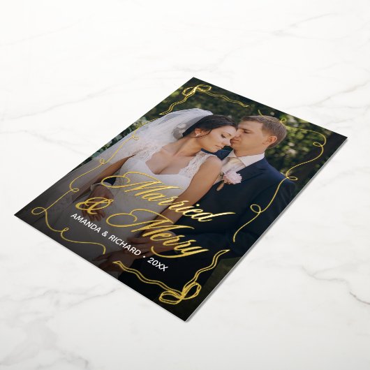 Handgetekende boogframe getrouwd vrolijke pasgetro folie feestdagenkaart (Gedraaid)