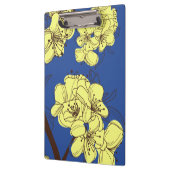 Handgetekende gele appelbloesems op blauw klembord (Links)