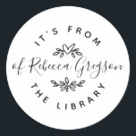 Handgetekende Harten & Bladeren 'Uit de Bibliothee Ronde Sticker<br><div class="desc">Deze bibliotheekboekenplaat is ideaal voor elke boekenliefhebber. Het ontwerp is voorzien van jouw naam in het midden in een modern,  elegant schrift. Boven en onder jouw naam zijn schattige,  handgetekende ornamenten van harten en botanische kenmerken. Klik op 'personaliseren' om het je eigen te maken.</div>