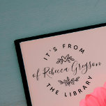 Handgetekende Harten & Bladeren 'Uit de Bibliothee Rubberstempel<br><div class="desc">Deze bibliotheekboekenplaatstempel is ideaal voor elke booklover. Het ontwerp is voorzien van jouw naam in het midden in een modern,  elegant schrift. Boven en onder jouw naam zijn schattige,  handgetekende ornamenten van harten en botanische kenmerken. Klik op 'personaliseren' om het je eigen te maken.</div>