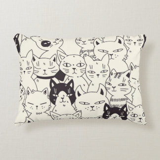 Handgetekende katten doodle naadloos patroon. accent kussen