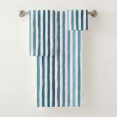 Handgetekende strepen in zee-geïnspireerde blauwti bad handdoek (Insitu)