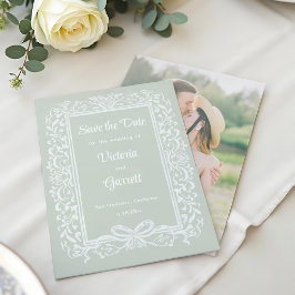 Handgetekende vintage strik op saliegroene achterg save the date