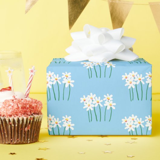 Handgetekende zoete witte madeliefjes op zacht mid cadeaupapier (Verjaardagsfeest)